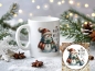 Preview: Weihnachtstasse mit Schneemann in warmem Schal und Mütze, der eine Tasse heiße Schokolade mit Zuckerstange hält, begleitet vom Schriftzug 'Warm Wishes'. Perfektes Geschenk für kalte Wintertage und die Weihnachtszeit, mit festlicher Dekoration im Hintergru